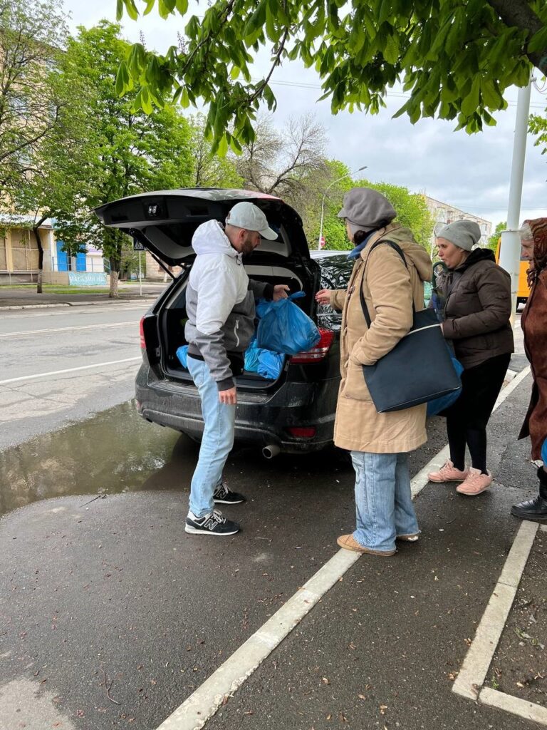 man feeding women in Ukraine