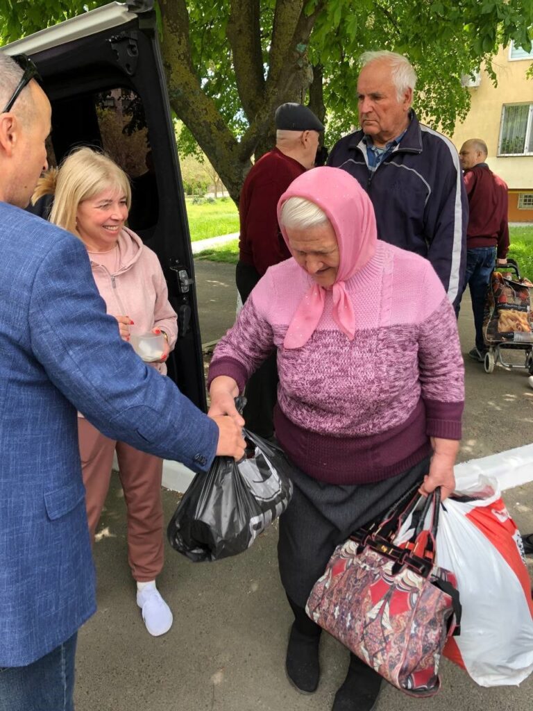 Ukrainians receive supplies.